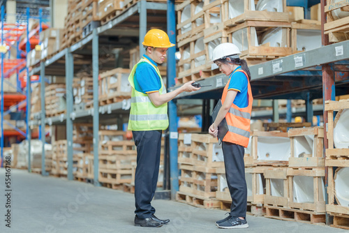 Tableau sur toile Warehouse worker being scolded and admonished by the supervisor ,Warehouse worker checking packages on shelf in a large store
