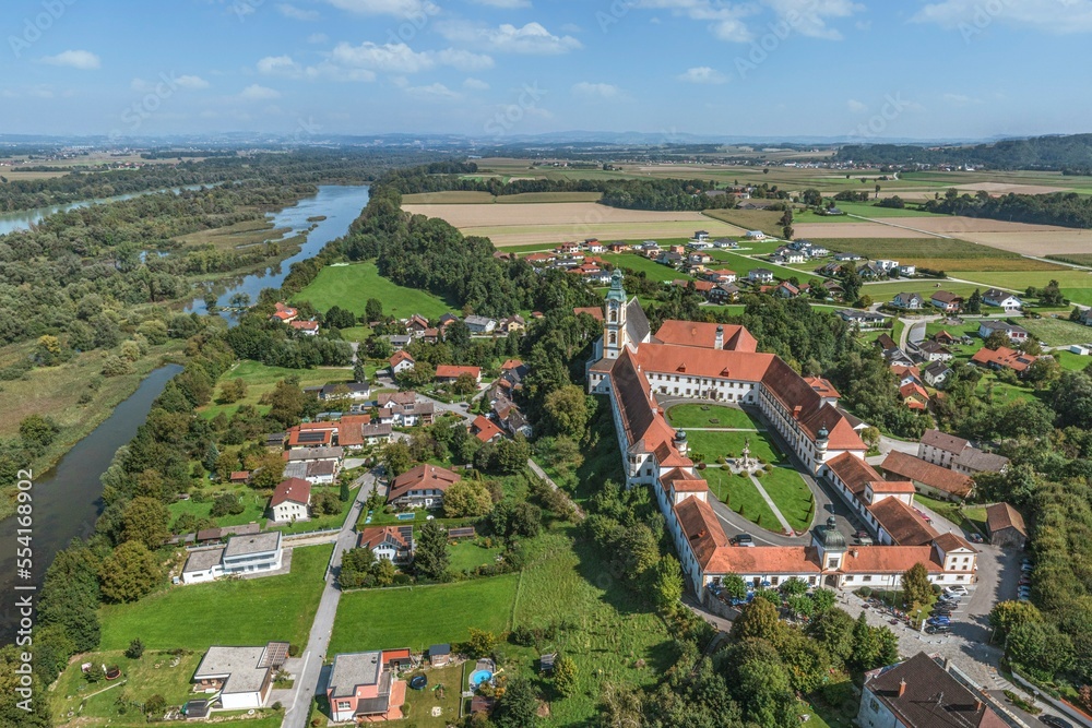 Ausblick auf das Stift Reichersberg in Oberösterreich