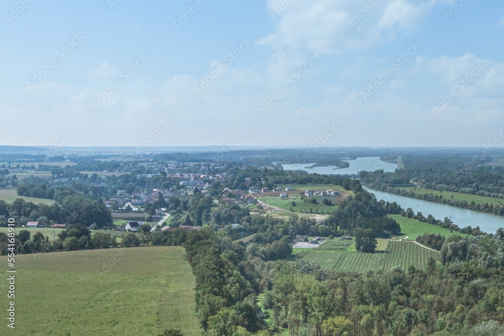 Die Flusslandschaft des Inn  bei Reichersberg in Oberösterreich