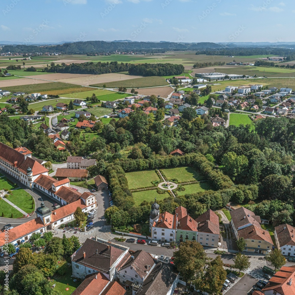 Ausblick auf Reichersberg mit dem Kloster im Innkreis in Oberösterreich