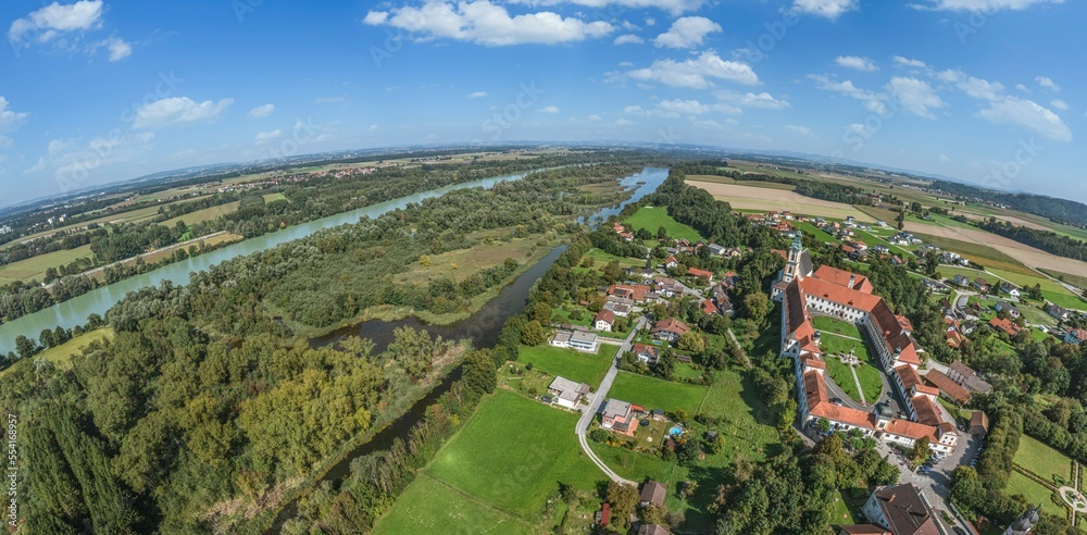 Ausblick auf Reichersberg am Inn mit dem Kloster im Innkreis in Oberösterreich