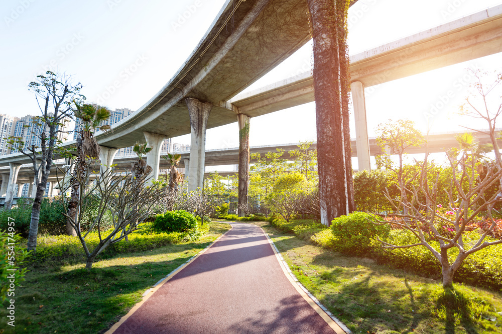 Obraz premium Red sidewalk under the overpass