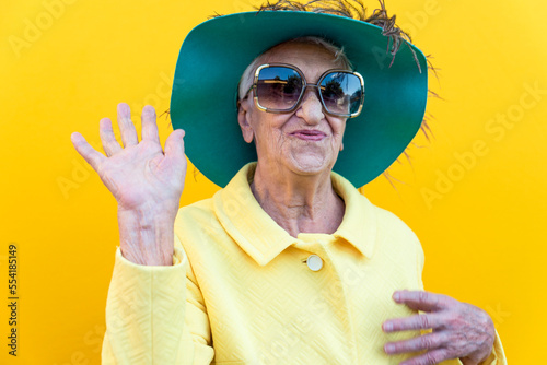 Śmieszne portrety babci. Starszy starsza kobieta ubiera się elegancko na specjalne wydarzenie. modelka babci na kolorowym tle