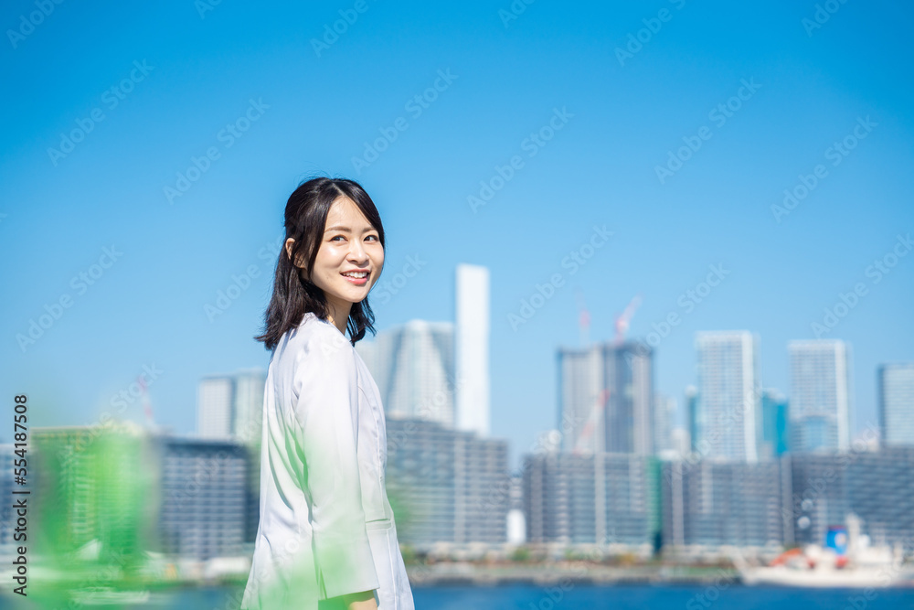 Fototapeta premium 外を歩くビジネスウーマン