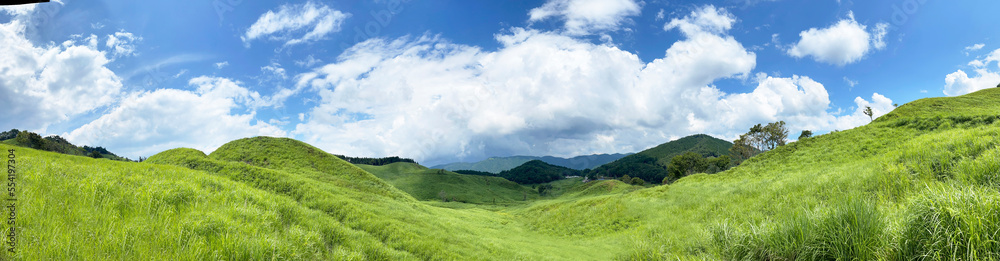 山頂に広がる草原と空のパノラマ写真