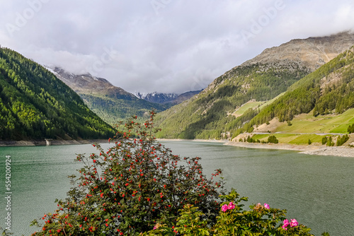 Vernagt, Stausee, Dorf, Kirche, Schnalstal, Schnals, Bergtal, Bergstrasse, Seerundweg, Wanderweg, Fischen, Bootsfahrt, Herbst, Berge, Südtirol, Italien