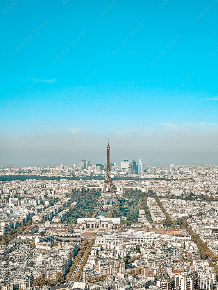Eiffelturm Paris im Stadtbild
