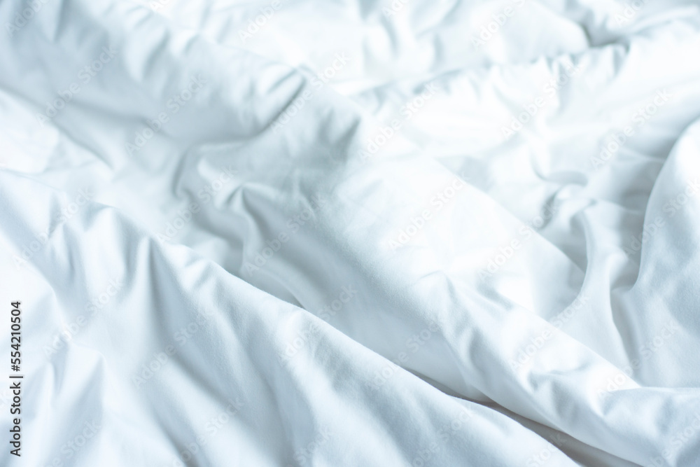 Φωτογραφία wrinkle messy blanket in bedroom after waking up in the morning from sleeping in a long night details of duvet and blanket an unmade bed in hotel bedroom with white blanket