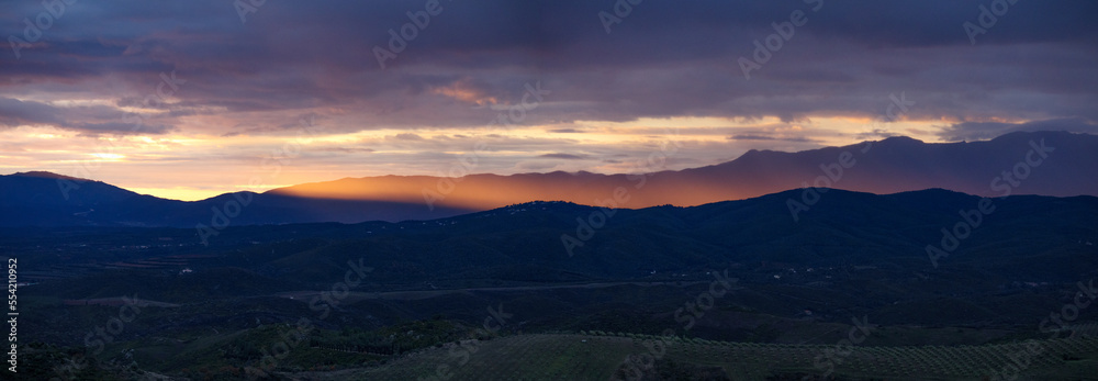 Panorama des rayons du soleil levant sur Le Perthus at Spanish border at dawn