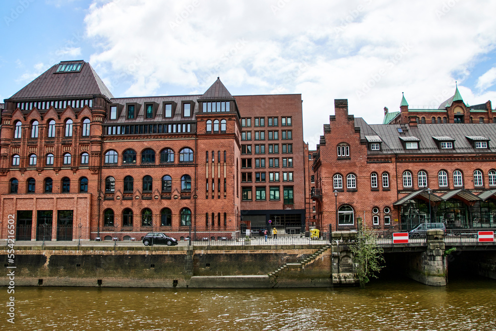 Hausfassaden entlang der Elbe in Hamburg. Die sogenante Speichrstadt mit dem weltgrößten Lagerhauskomplex im Hamburgerhafen.