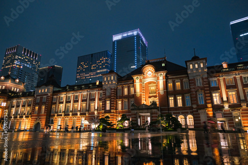 東京都 ライトアップされた雨の日の東京駅丸の内駅舎 夜景