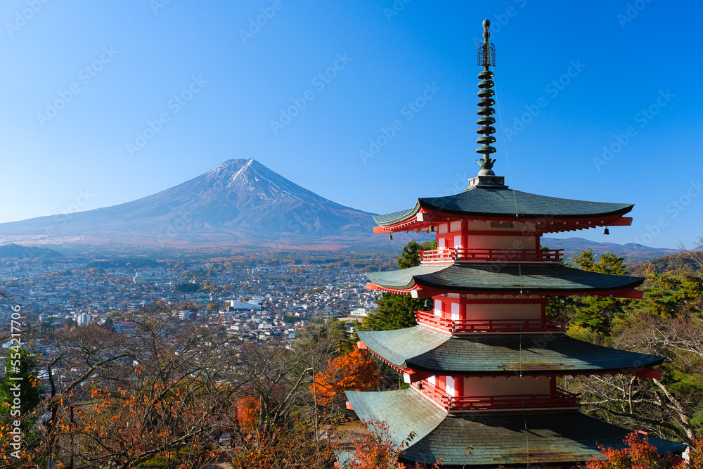山梨県富士吉田市 秋の新倉山浅間公園から見る富士山と忠霊塔