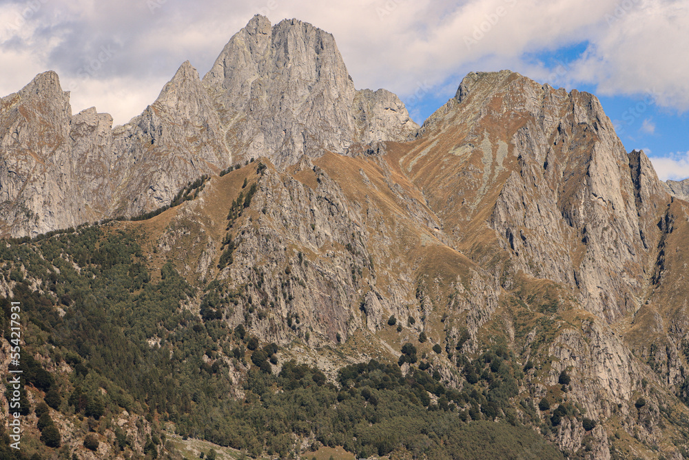 Imposante Gipfel der südwestlichen Bernina-Alpen; Blick vom Monte Bassetta auf Sasso Manduino (2888m) und Cima del Cavre (2601m)
