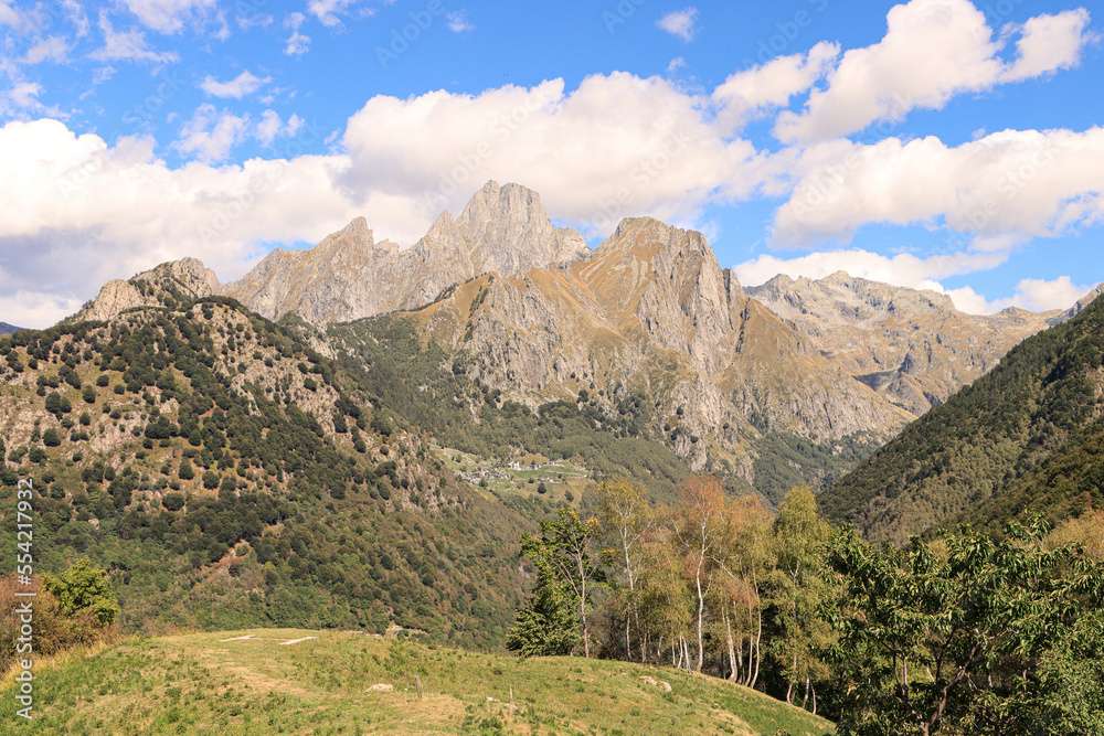 Spätsommer in den Bernina-Alpen; Wanderparadies Valle dei Ratti mit Sasso Manduino (2888m) und Cima del Cavre (2601m), Blick vom Bergdorf Foppaccia