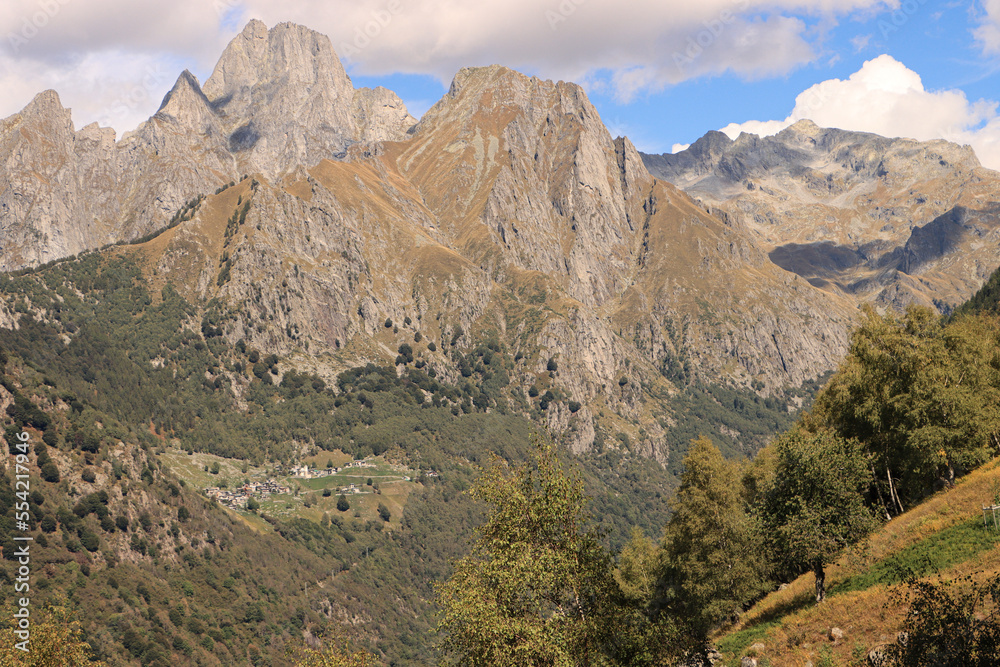 Majestätische Bernina-Alpen; Valle dei Ratti mit Sasso Manduino (2888m) und Cima del Cavre (2601m), Blick von Südwesten