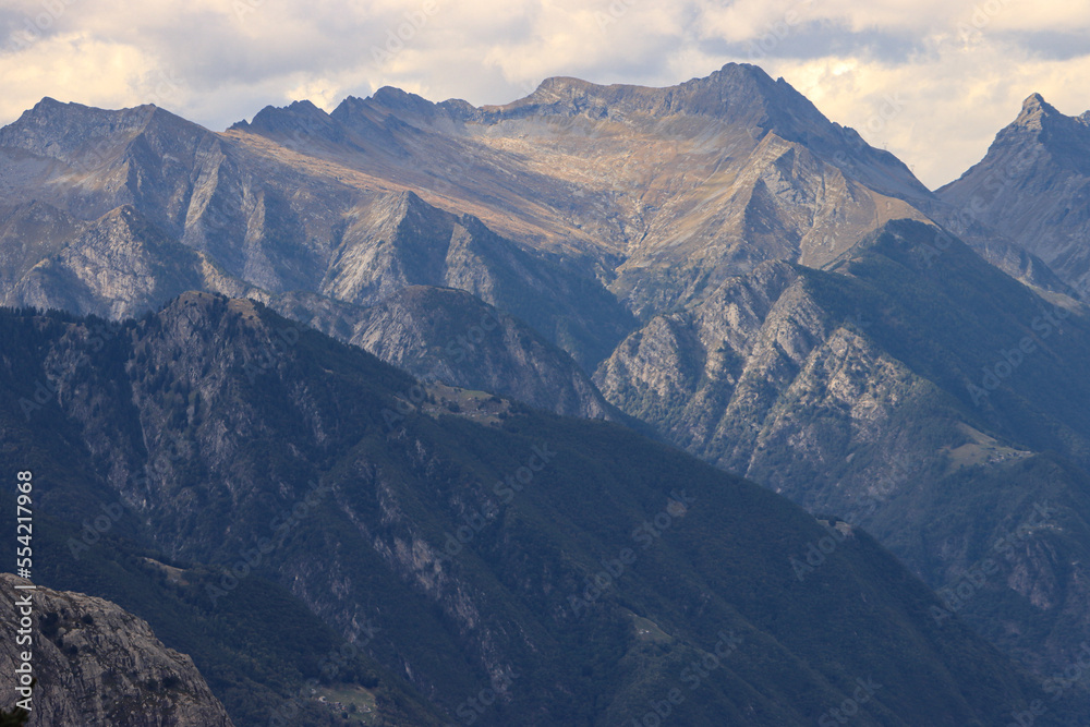 Alpengipfel im Fokus; Blick von Südosten (Foppaccia) über die Ebene von Chiavenna auf die Tambo-Gruppe der Lepontinischen Alpen um den Pizzo della Forcola (2671m) Alpengipfel im Fokus; Blick von Südosten (Foppaccia) über die Ebene von Chiavenna auf die Tambo-Gruppe der Lepontinischen Alpen um den Pizzo della Forcola (2671m)