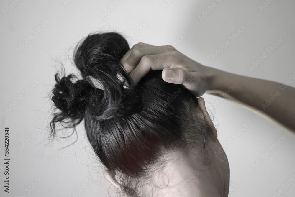 Naklejka premium A dark-haired female figure with pain and aches. neck muscles