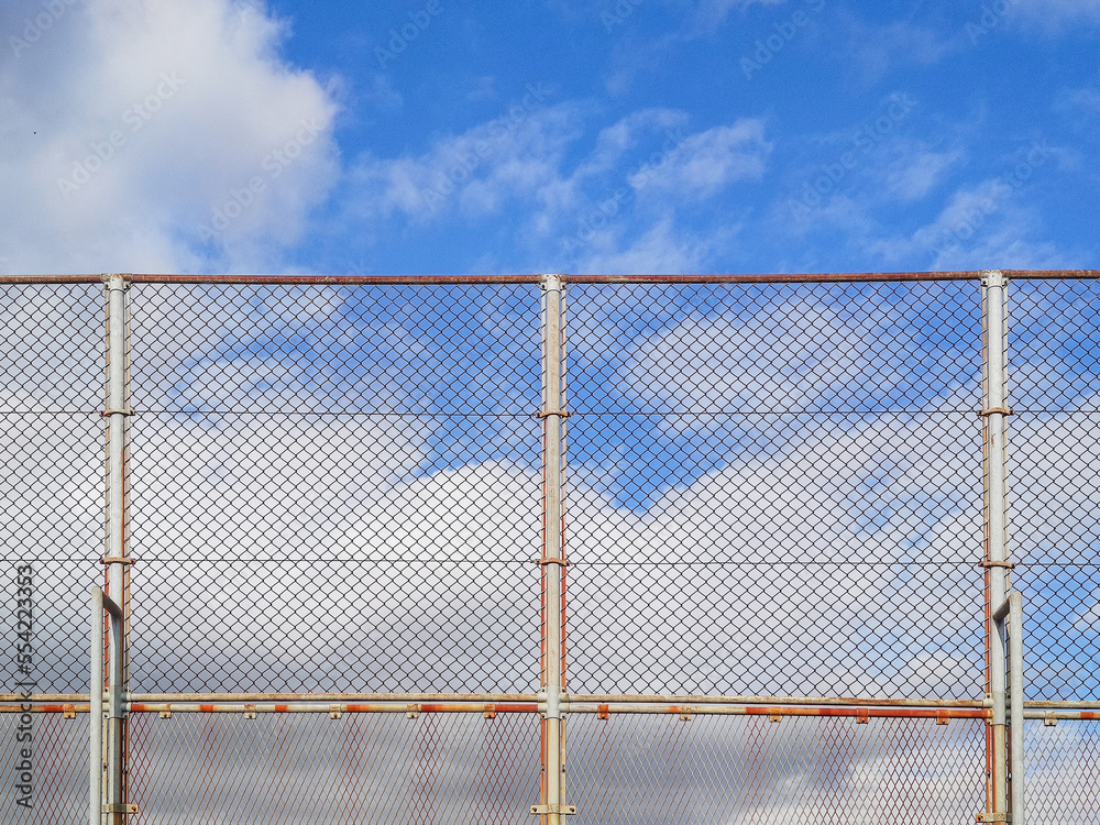 フェンス越しの青い空 フェンス越しの青い空