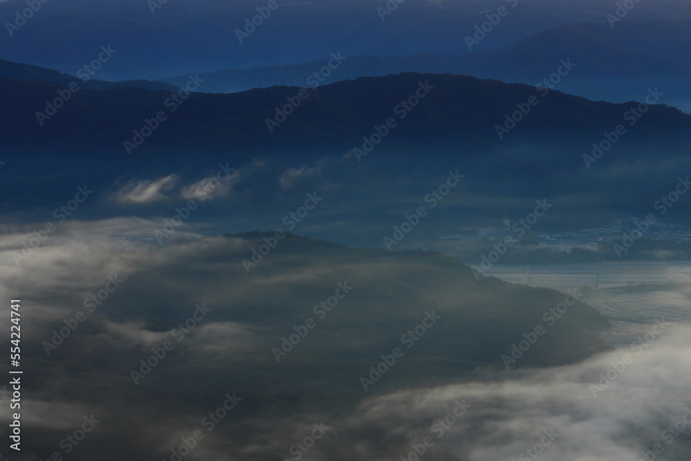 岩手県遠野市　山並みと雲海