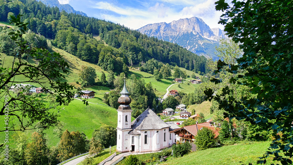 Wallfahrtskirche Maria Gern mit Blick zum Untersberg