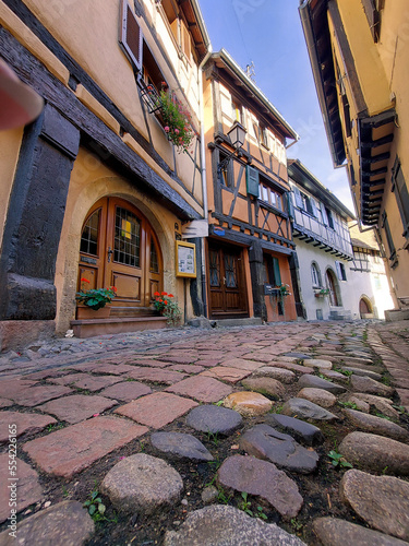 Alley with old half-timbered houses decorated with flowers. Eguisheim, France, Europe © RSK Foto Schulz