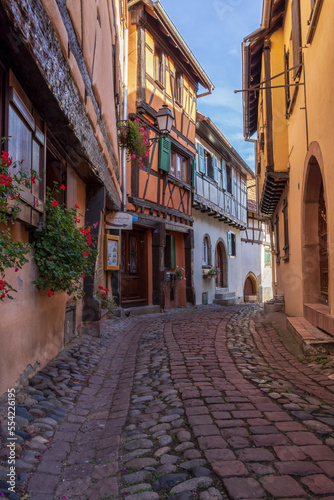Alley with old half-timbered houses decorated with flowers. Eguisheim, France, Europe © RSK Foto Schulz