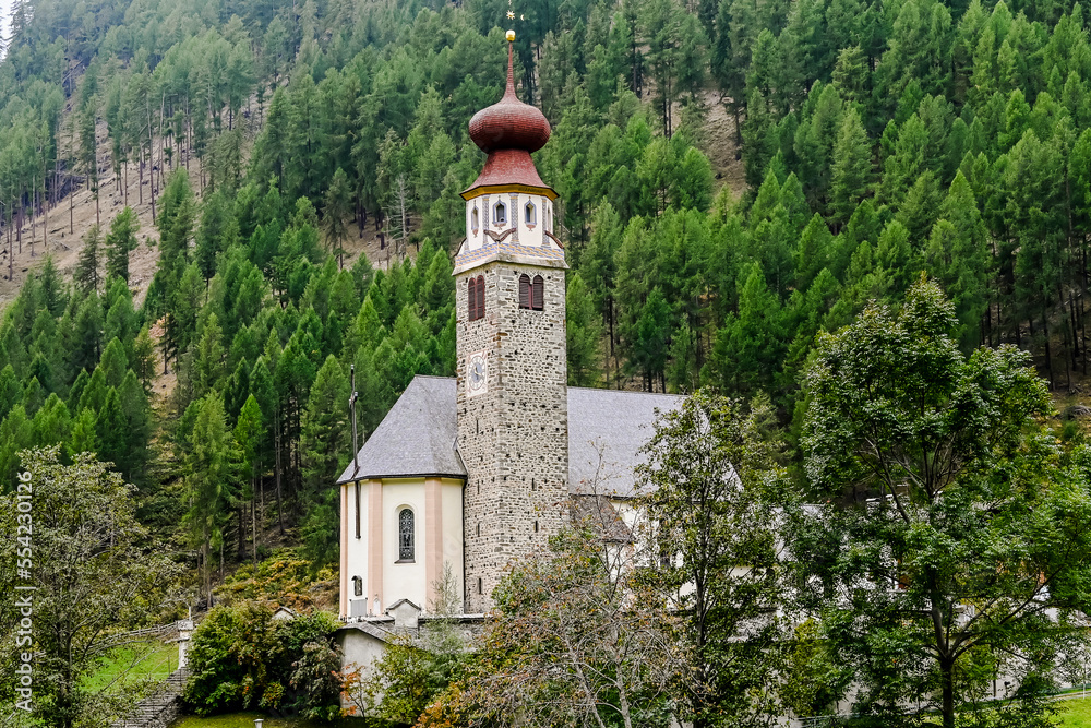 Dorf unser Frau, Dorfkirche, Dorf, Schnalstal, Bergstrasse, Landwirtschaft, Felder, Wanderweg, Bergtal, Herbst Südtirol, Italien