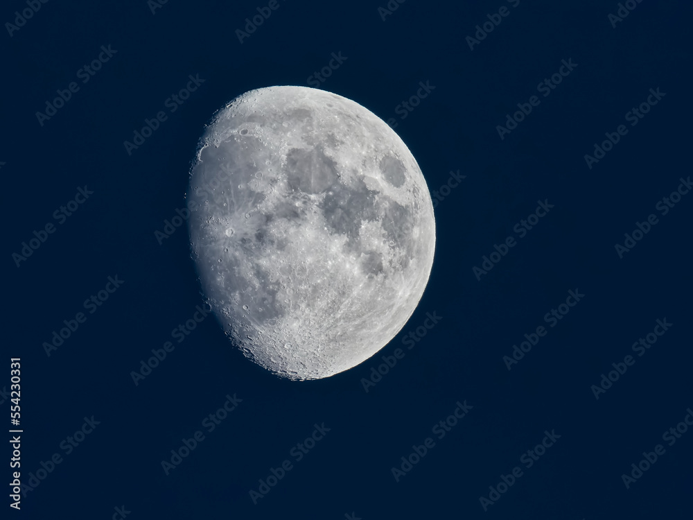 Luna gibosa creciente con fondo azul oscuro Luna gibosa creciente con fondo azul oscuro