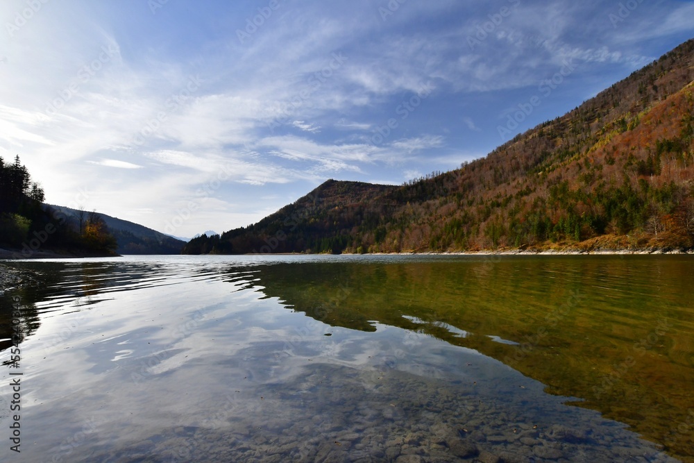 Jezioro Wiestalstausee w Austrii w Salzkammergut - jesień - obrazy, fototapety, plakaty 