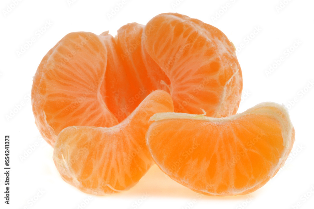 Quartiers de mandarine en gros plan sur fond blanc Quartiers de mandarine en gros plan sur fond blanc