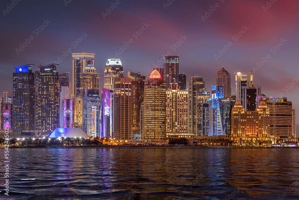 Obraz premium Beautiful Panoramic Doha Skyline at sunset time