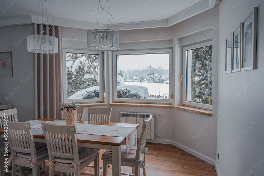 Obraz na płótnie pokój w domu, styl prowansalski, za oknem zima w pełni w salonie