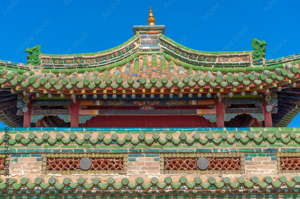 Geschwungene Dachkonstruktion mit emailierten, bunten Dachziegeln eines Klosters in Karakorum, der ehemaligen Hauptstadt der Mongolei, Zentralasien Geschwungene Dachkonstruktion mit emailierten, bunten Dachziegeln eines Klosters in Karakorum, der ehemaligen Hauptstadt der Mongolei, Zentralasien