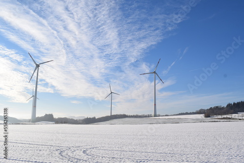 Schneelandschaft mit Windrädern
