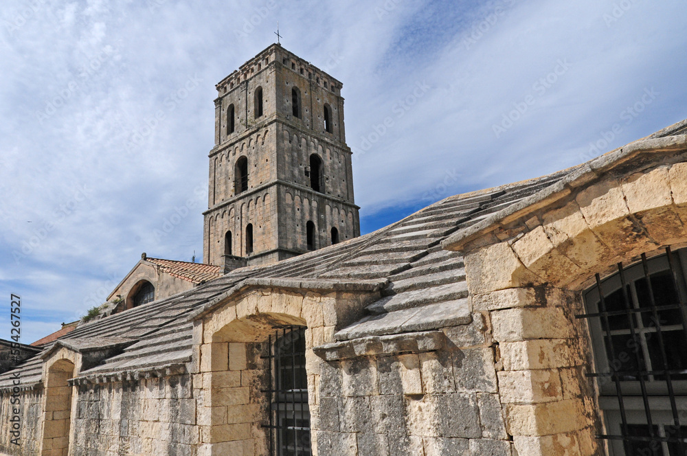 Arles, il chiostro e la torre  della Cattedrale di Saint-Trophime - Provenza	