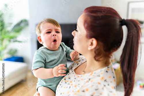 Fotografie, Obraz mother holding child baby on the living room