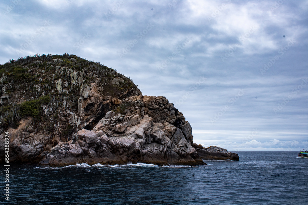 paisagem do mar com uma rocha no meio