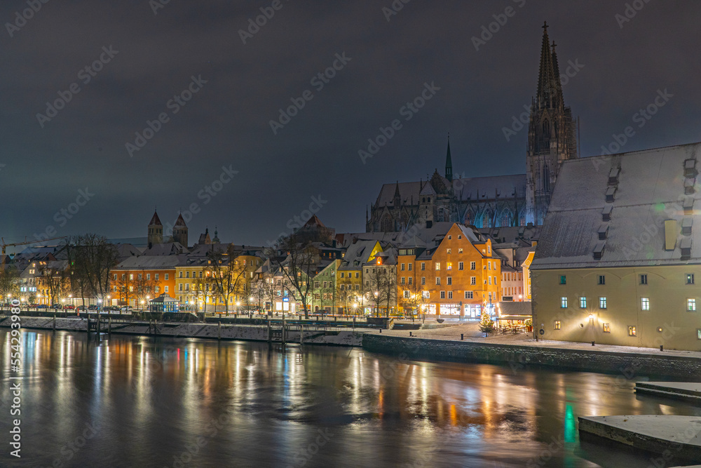 Blick von der Steinernen Brücke in Regensburg in einer Winter Nacht