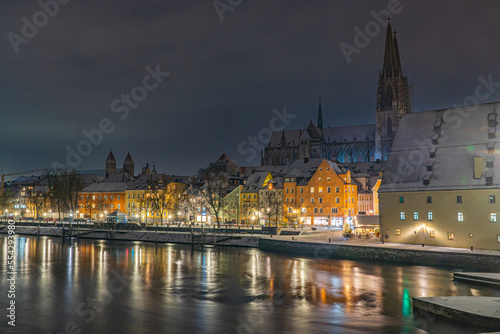 Blick von der Steinernen Brücke in Regensburg in einer Winter Nacht