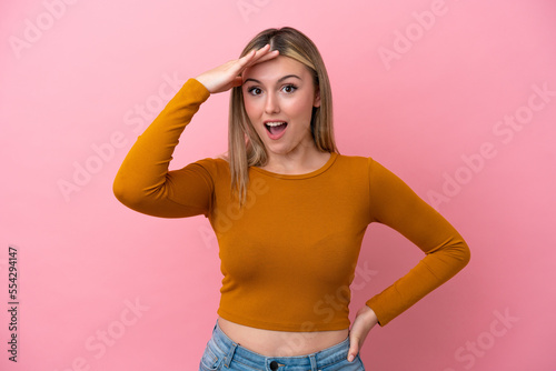 Young caucasian woman isolated on pink background has realized something and intending the solution
