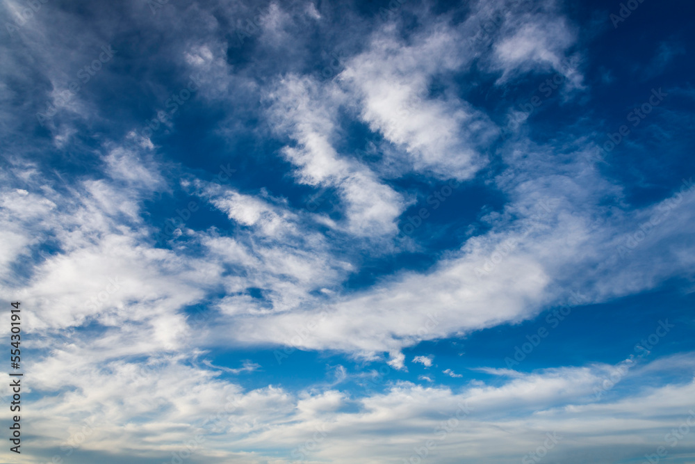 Obraz premium Beautiful clouds with the blue sky background