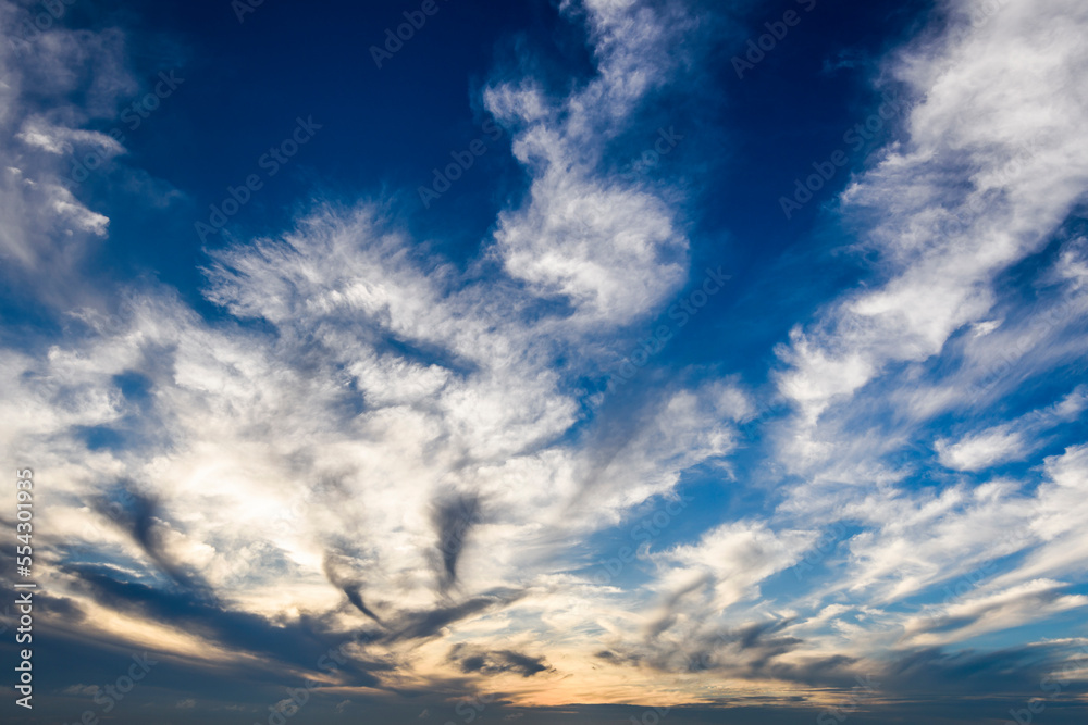 Fototapeta premium Beautiful clouds with the blue sky background