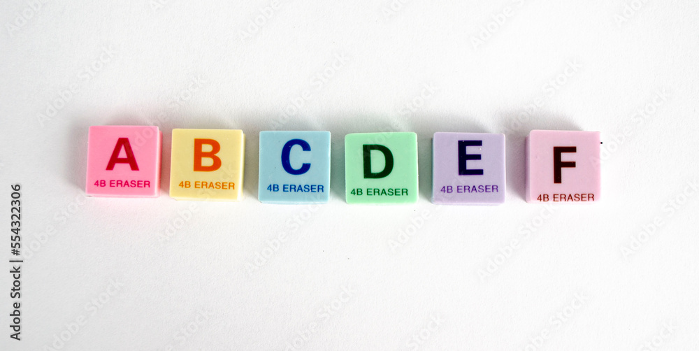 Letras en goma de colores en fondo blanco Letras en goma de colores en fondo blanco