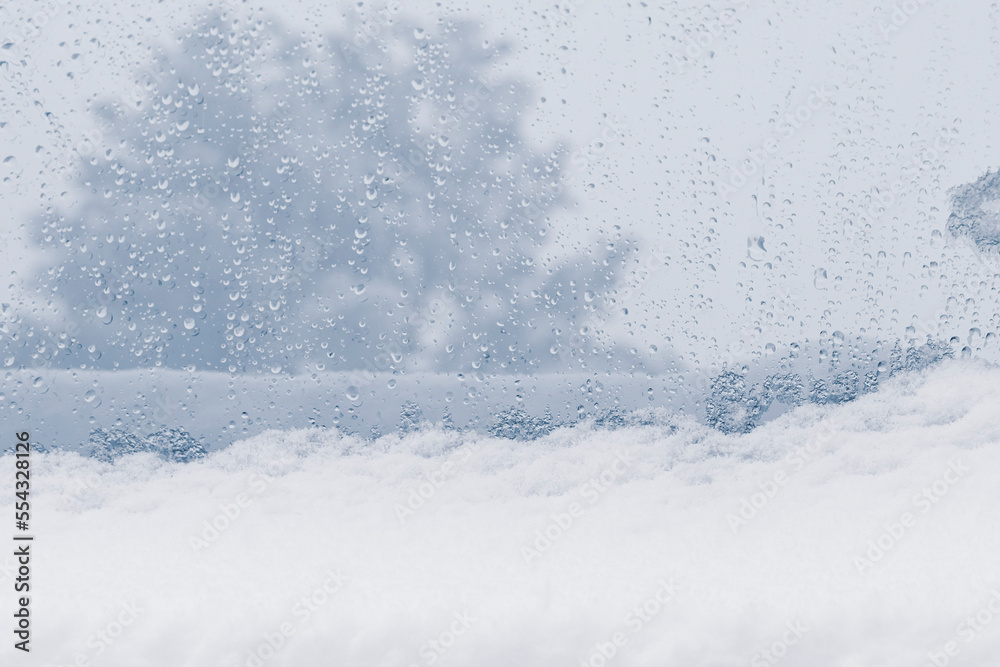 Obraz premium Window glass covered with snow