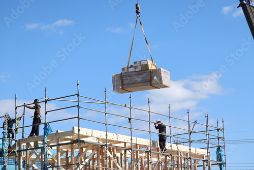 住宅建設現場のクレーン作業