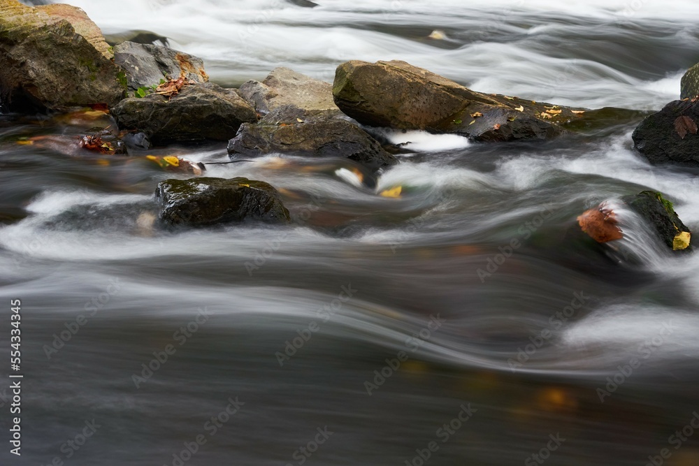 Obraz premium creek with soft flowing waterfalls and rocks