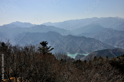 丹沢の仏果山より大山と表尾根と丹沢主脈を望む
丹沢　仏果山より左から大山、二ノ塔、三ノ塔、烏尾山、行者岳（行者ヶ岳）、新大日、木ノ又大日、塔ノ岳、日高、竜ヶ馬場、丹沢山、不動ノ峰、鬼ヶ岩ノ頭（鬼ヶ岩）、蛭ヶ岳、手前左から大山三峰山、鍋嵐、丹沢三峰（西峰（太礼ノ頭）、中峰（円山木ノ頭）、東峰（本間ノ頭））
 photo