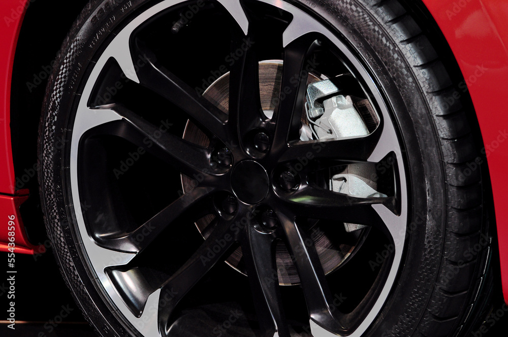 O luxo de um veículo no detalhe de pneu e roda com os acessórios como o freio à disco 