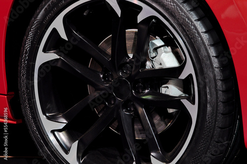 O luxo de um veículo no detalhe de pneu e roda com os acessórios como o freio à disco 