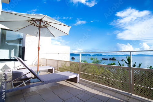 海が見える別荘で休暇を過ごす